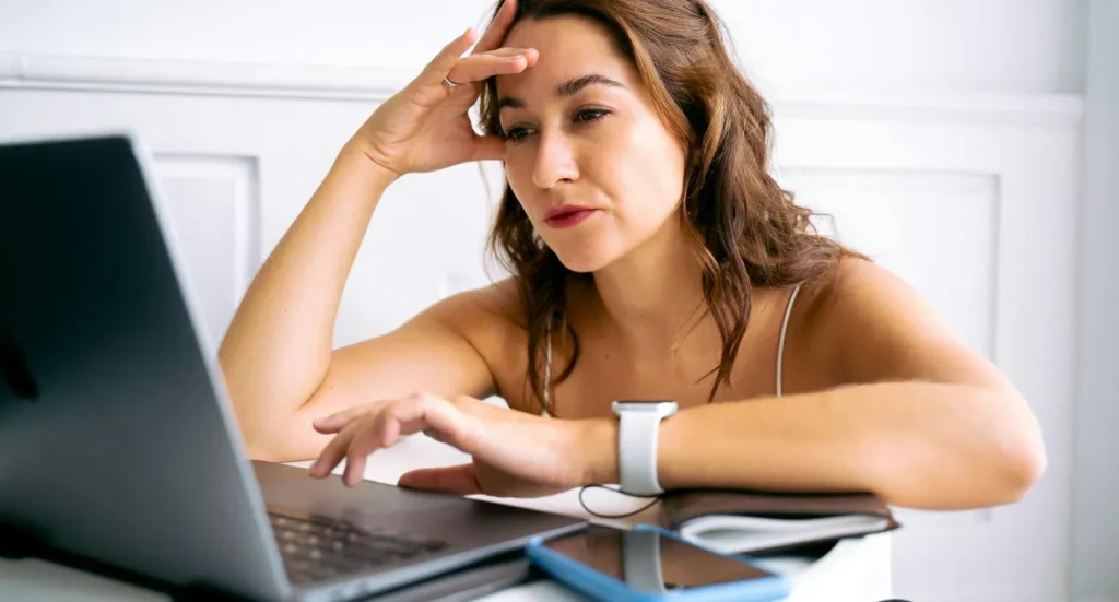 lady frustrated on laptop